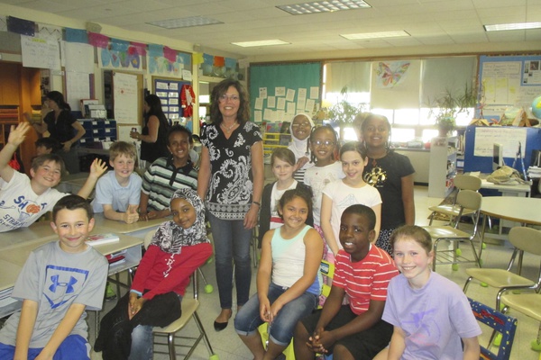 Singer-songwriter Mary Lou Ferrante with third graders at the Haggerty School, with FNE's Stories Through Song program.